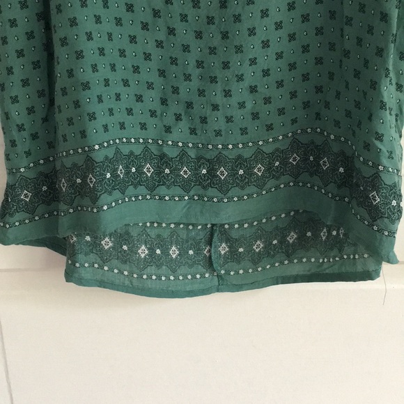 Tassel-tie Peekaboo sleeveless blouse - Picture 3 of 5